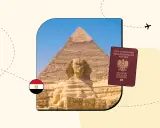 Piramide i Sfinks w Gizie, obok polski paszport. Czy do Egiptu potrzebny jest paszport? Tak, aby podróżować do tego kraju, potrzebujesz ważnego dokumentu.