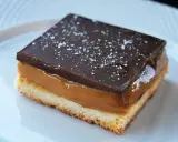 Idealne ciasto milionera: kruchy spód, ciągnący karmel i czekoladowa polewa posypana solą. Prawdziwy deserowy skarb!