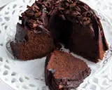 Pyszna babka z mascarpone i kakao, polana czekoladą i posypana wiórkami. Idealna na deser.