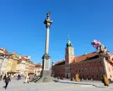 Kolumna Zygmunta i Zamek Królewski na placu w sercu starego miasta Warszawa. Balony unoszą się na błękitnym niebie.