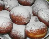 Pyszne, świeżo usmażone paczki posypane cukrem pudrem. Idealne, gdy zastanawiasz się, jak zrobić paczki na tłusty czwartek.