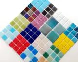 Mosaico de teselas de gresite en forma de rombo, con colores vibrantes como azul, verde, rojo, amarillo y tonos iridiscentes.