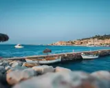 Widok na port z łodziami i miasteczkiem w tle. Idealne miejsce, by zastanowić się, jak dojechać z Larnaki do Ayia Napa.