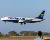 Samolot Ryanair zbliża się do lądowania. To może być jego pierwszy lot, ekscytujące chwile!