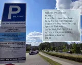 Wezwanie do zapłaty parking za nieuiszczenie opłaty parkingowej, kwota 210 zł. Znak informuje o płatnym parkingu i cenniku.