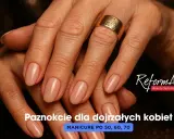 Eleganckie paznokcie dla dojrzałych kobiet, idealne na Dzień Kobiet. Delikatny beżowy manicure podkreśla piękno dłoni.
