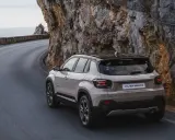 Nowy Jeep Avenger, jeden z najnowszych jeep modele, pokonuje krętą drogę nad morzem, wspinając się po skalistym zboczu.