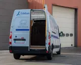 Camion blanco de alquiler de furgonetas, modelo Master, con puertas traseras abiertas. Ideal para mudanzas con carnet B.