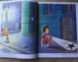 Laura, protagonista de "la estrella de laura cuento", ilumina con su linterna una estrella caída en la acera.