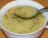 Aromatyczna zupa ogórkowa z koperkiem i marchewką. Idealne jakie przyprawy do zupy ogórkowej? Koperek i pieprz!