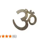 En vacker Om-symbol i metall, med intrikata mönster, som symboliserar om shanti och inre frid.