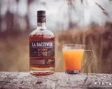 Whisky cynamonowa: Od shota po grzańca! Drinki i przepisy.
