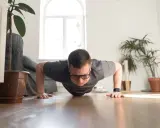 Mann macht Liegestütze als Teil seines Tabata Zirkels zu Hause.
