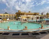 Budapeszt termy cennik: relaks w basenach Széchenyi. Woda ma 32°C, idealna na zwiedzanie stolicy Węgier.