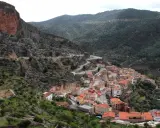Pueblo encajado en un valle, con casas de tejados naranjas y una carretera serpenteante. Descubre qué ver en Ayna, un rincón pintoresco.