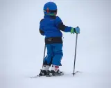 Kask na narty dla dziewczynki: Jak wybrać bezpieczny i modny?