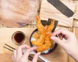 Chrupiące krewetki w cieście, czyli co to jest tempura, podane z ryżem i sosem sojowym.