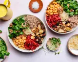 Bunte Bowls mit Buchweizen, Linsen, Gemüse und Nüssen – inspirierende planetary health diet rezepte für eine gesunde Ernährung.