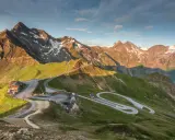 Widok na najwyższy szczyt w Austrii, góry Grossglockner, z krętą drogą i budynkami.