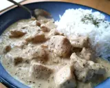 En krämig kycklinggryta med ris, perfekt för en mysig middag.