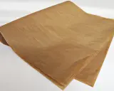 Zrolowany papier typu kraft, idealny do pakowania lub pieczenia.