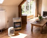 Radiador, estufa de gas y calefactor eléctrico: varios tipos de calefacción para un hogar acogedor.