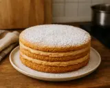 Un gâteau russe traditionnel, à la crème onctueuse et saupoudré de sucre glace, prêt à être dégusté.
