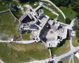 Zamek Ogrodzieniec z lotu ptaka. Ruiny zamku na Jurze Krakowsko-Częstochowskiej, malownicza trasa turystyczna.