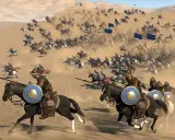 Wielka bitwa kawalerii w piaskach pustyni, jak w Mount & Blade 2. Żołnierze w zbrojach pędzą na koniach, niosąc włócznie i tarcze.