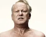 Stellan Skarsgård med intensiv blick, en scen som väcker tankar om hans minnesvärda roller i filmer.