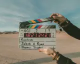 Klapka filmowa z napisem "Roadside", sceną 1, ujęciem 9. To opis filmu po angielsku, gotowy do rozpoczęcia zdjęć.