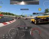 Wyścig w Gran Turismo 7 na Xbox. Żółto-czarny Bugatti VGT Gr.1 pędzi po torze, a na ekranie widać prędkość 230 km/h.