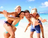 Glad familj på stranden, redo för äventyr i Sydamerika efter vaccinering.