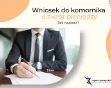 Wniosek do komornika o zwrot pieniędzy – wzór dokumentu. Mężczyzna w garniturze pisze piórem na papierze.