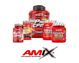 Varios suplementos deportivos de la marca Amix en envases rojos, incluyendo proteína, creatina y glutamina.