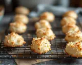 Douceurs de rocher coco moelleux et croustillants, dorés à la perfection sur une grille.
