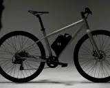 Rower z zamontowanym zestawem do konwersji 5000w. Czarna bateria na ramie, dyskretne logo Swytch.