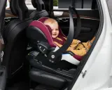 Uśmiechnięte dziecko w foteliku lupina do kiedy? Bezpieczna podróż w samochodzie.