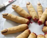 Biscuits en forme de doigts d'Halloween avec de la confiture rouge.