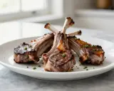 Côtelettes d'agneau grillées, savoureuses et juteuses, prêtes à être dégustées. Une marinade parfaite pour une côte d'agneau inoubliable.