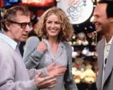 Il cast di Harry a pezzi, Woody Allen, Sharon Stone e Billy Crystal ridono in un negozio di giocattoli.