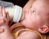 Bambino beve latte da biberon. Cosa fare quando un neonato si soffoca con il latte: consigli pratici per i genitori.