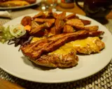 Pyszny burger z bekonem i serem, podany z frytkami i surówką. Smakuje jak w bacówce u Józka w Łodzi!