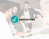 Zespół pracuje nad projektem, a tekst "ZARZĄDZANIE" sugeruje, że kluczem do sukcesu jest efektywne zarządzanie, nawet w warunkach nienormowany czas pracy.
