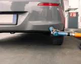 Złącze do tankowania LPG przy samochodzie, przygotowanie do demontażu instalacji. Zaświadczenie o demontażu instalacji LPG będzie potrzebne.