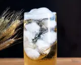 Ein erfrischender Whisky Soda mit viel Eis, daneben ein paar Ähren.