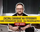 Uśmiechnięty mężczyzna w okularach zaprasza na kurs fotograficzny online dla początkujących. Zaczynaj zarabiać na fotografii!