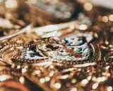 Due fedi nuziali, una con diamanti, su un prezioso scrigno decorato. Il loro valore, il vero carati significato.