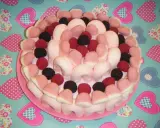 Tarta de chuches originales y fáciles, decorada con frambuesas y moras. ¡Perfecta para cualquier celebración!
