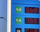 Ceny benzyny: Pb 95 za 6.69, Pb 98 za 7.59. Liczba oktanowa benzyny wpływa na jej jakość.
